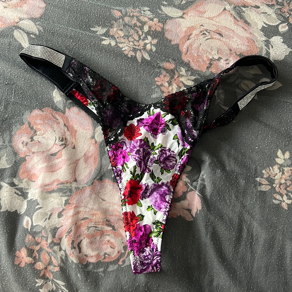 Shine strap thong